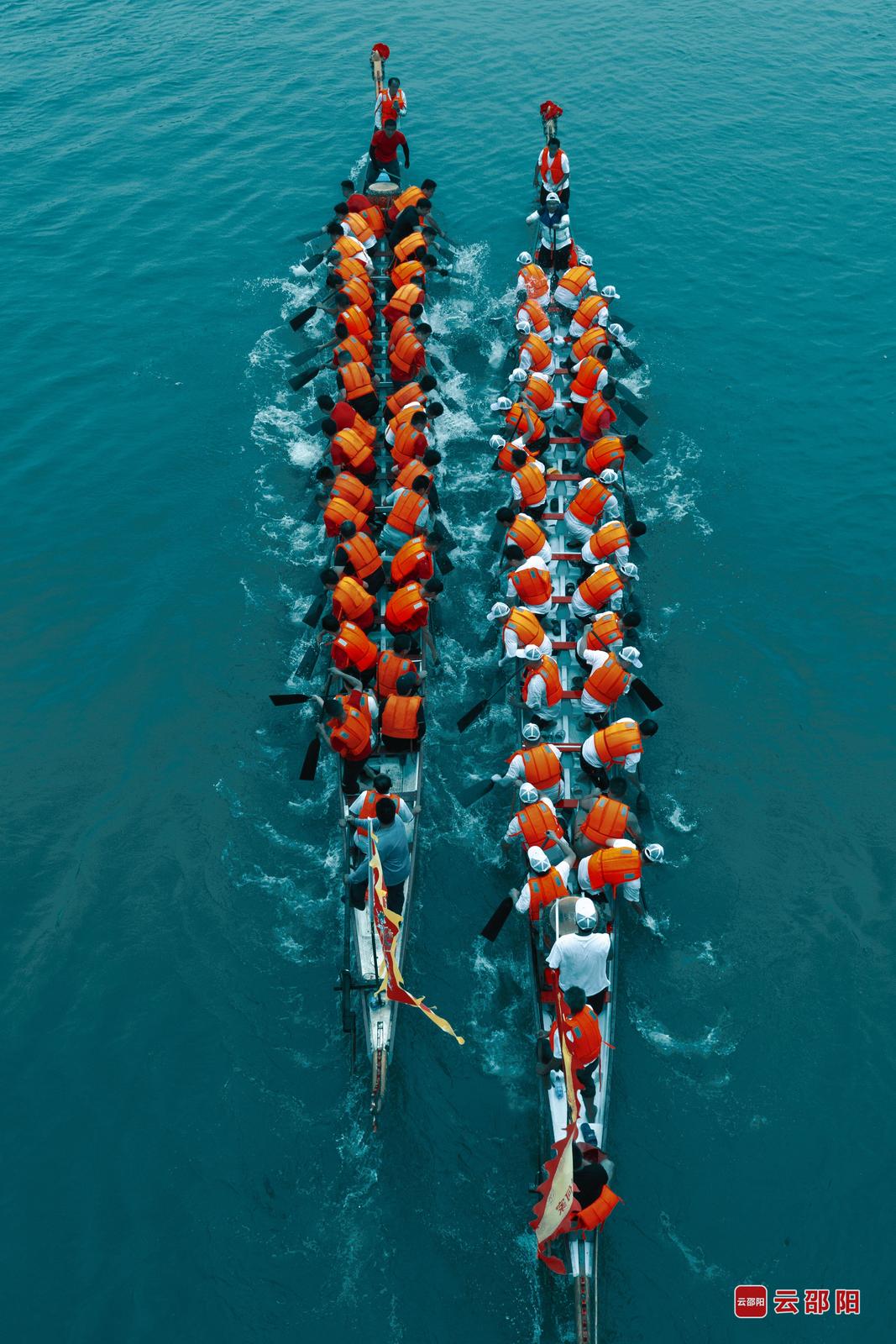 你追我赶 王松华 摄