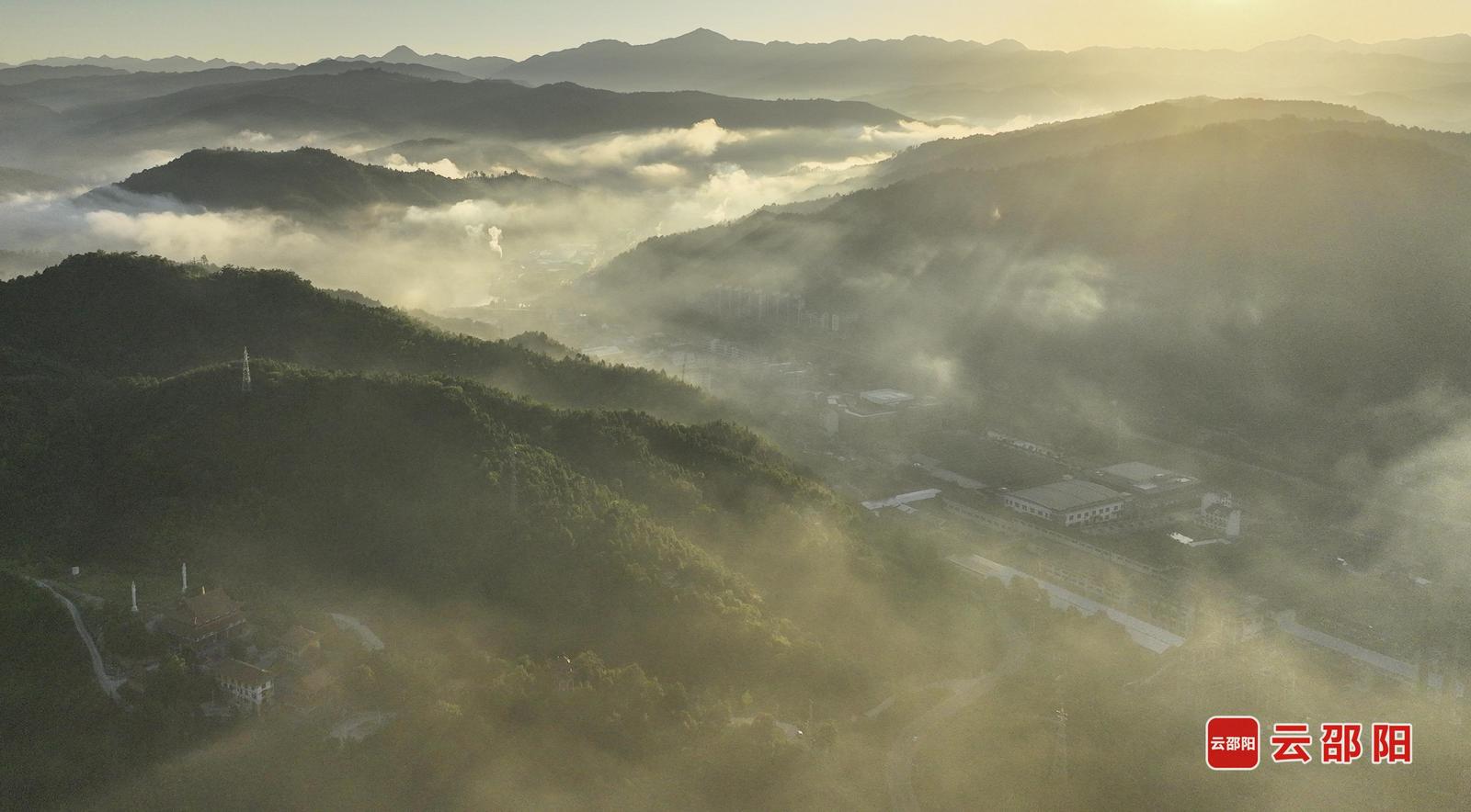 朝霞 张贻华 摄
