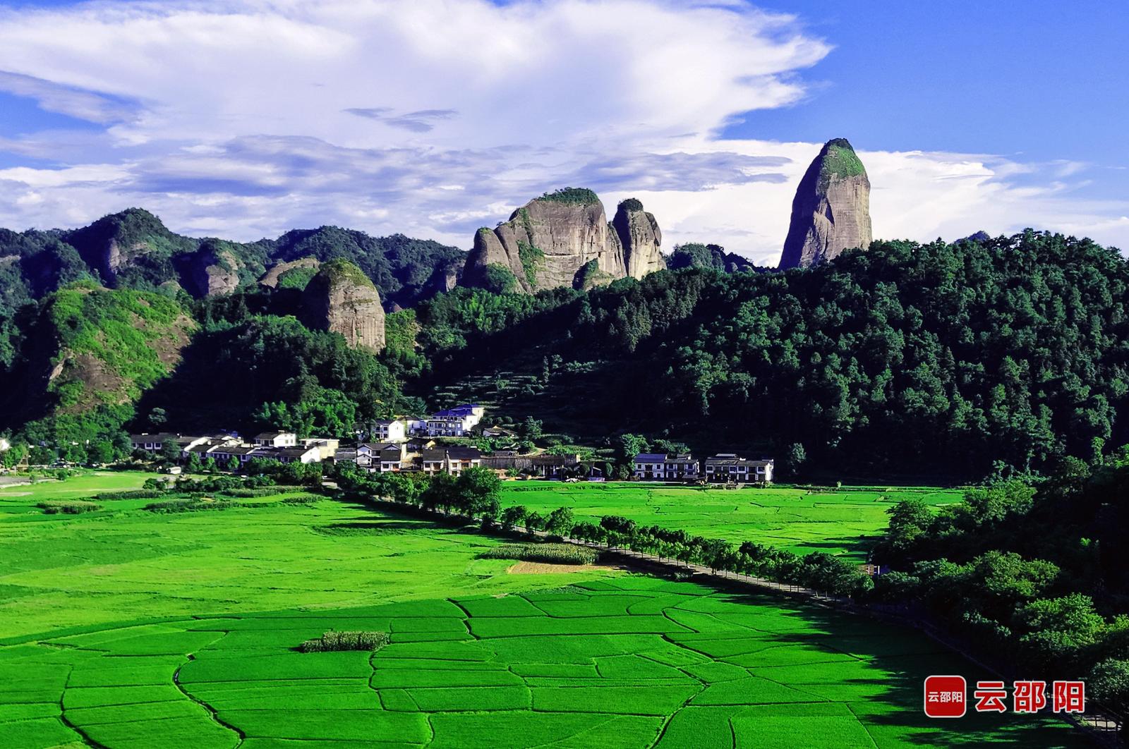 远眺骆驼峰 颜克明摄