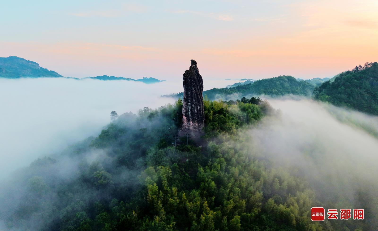 崀山将军石 颜克明 摄
