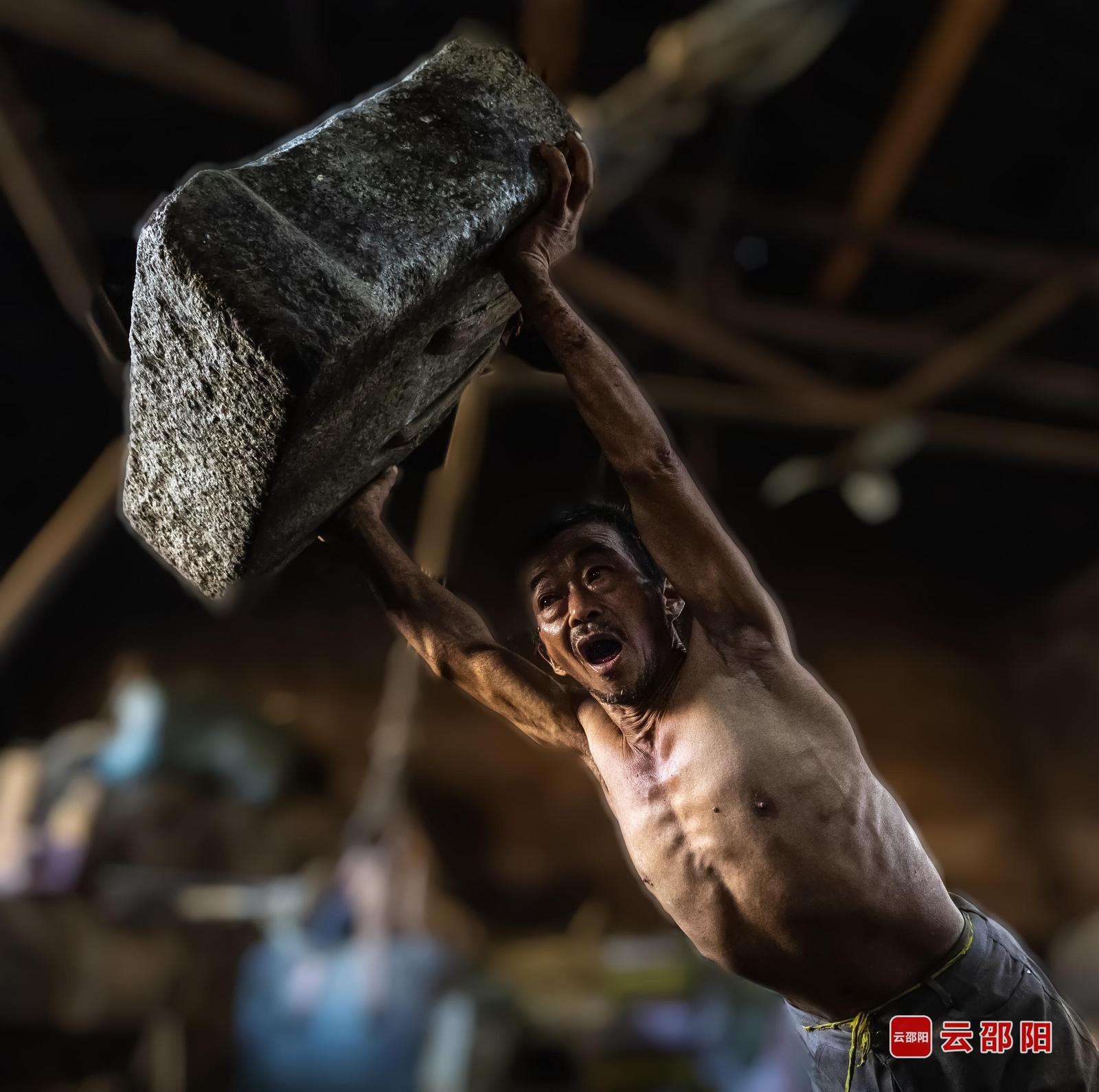 石之重 人之刚 石爱萍 摄