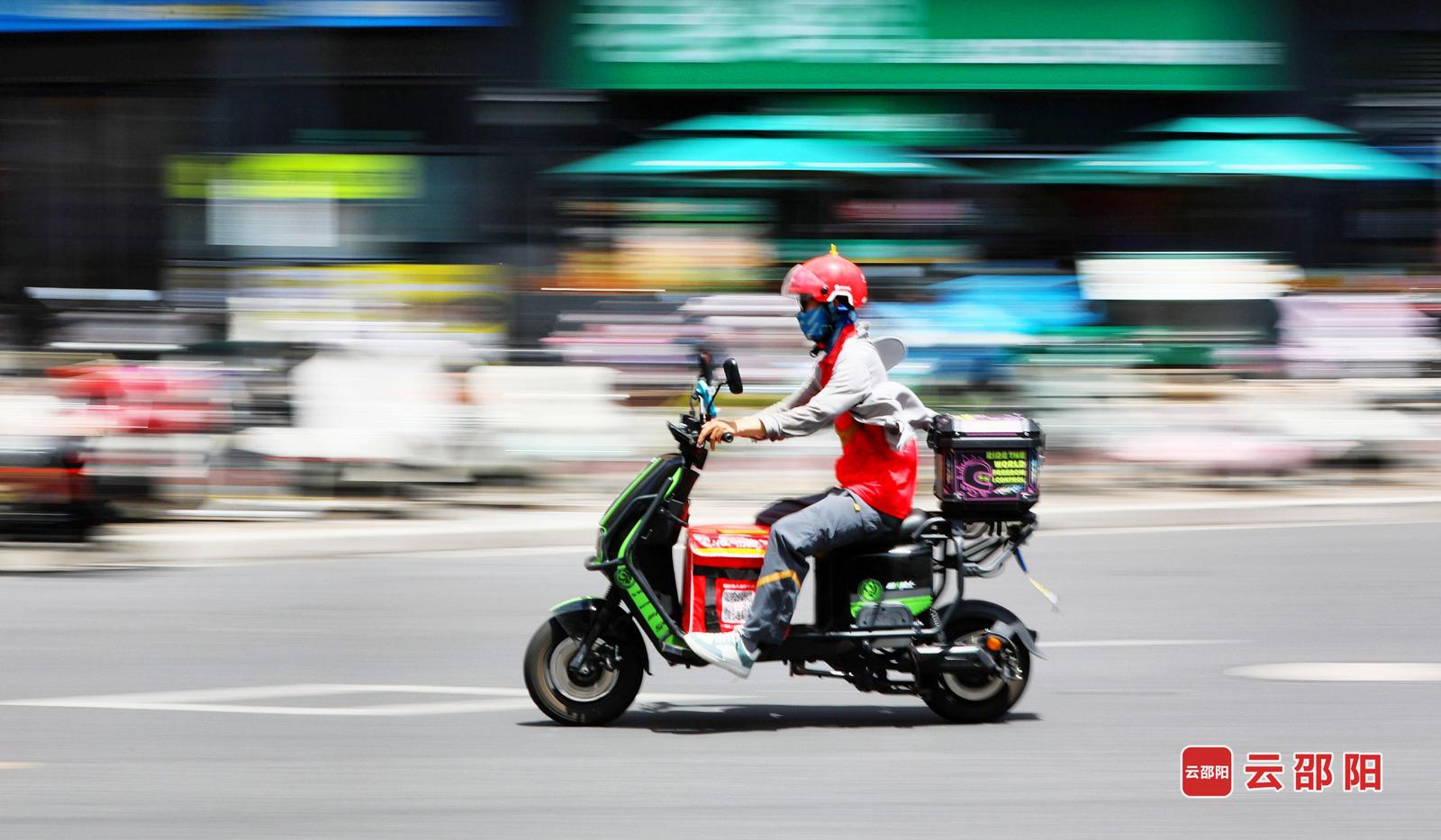 快递小哥 杨萍 摄