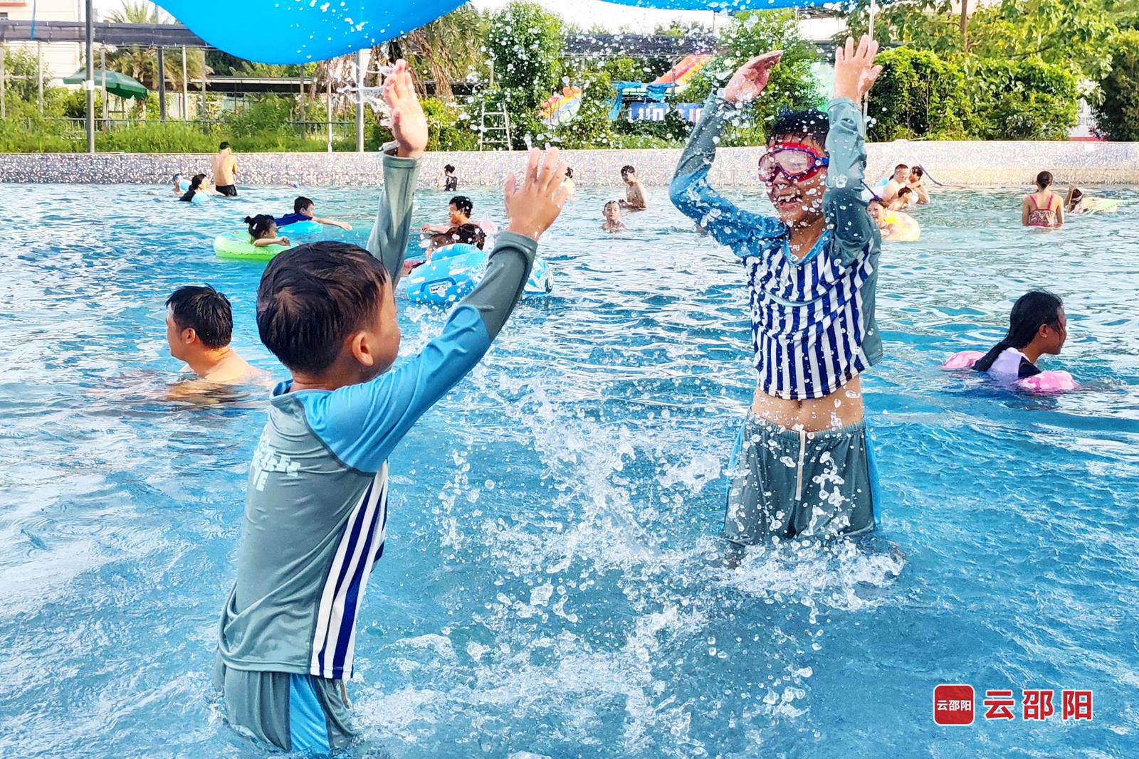 童年快乐 罗红英 摄