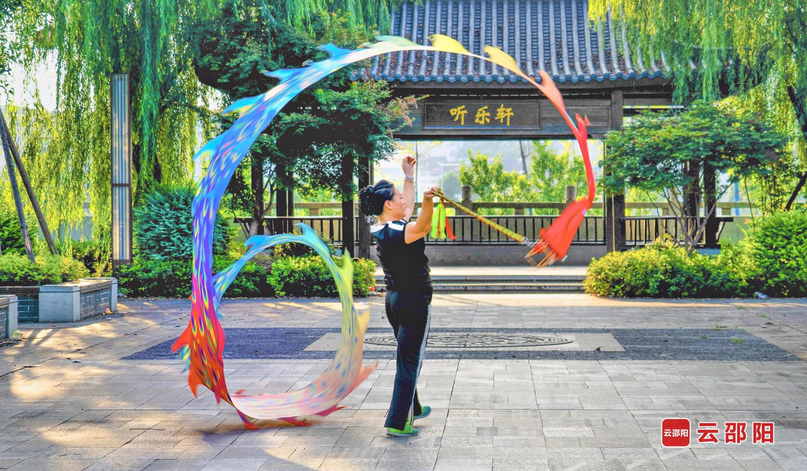 彩练 杨运焰 摄