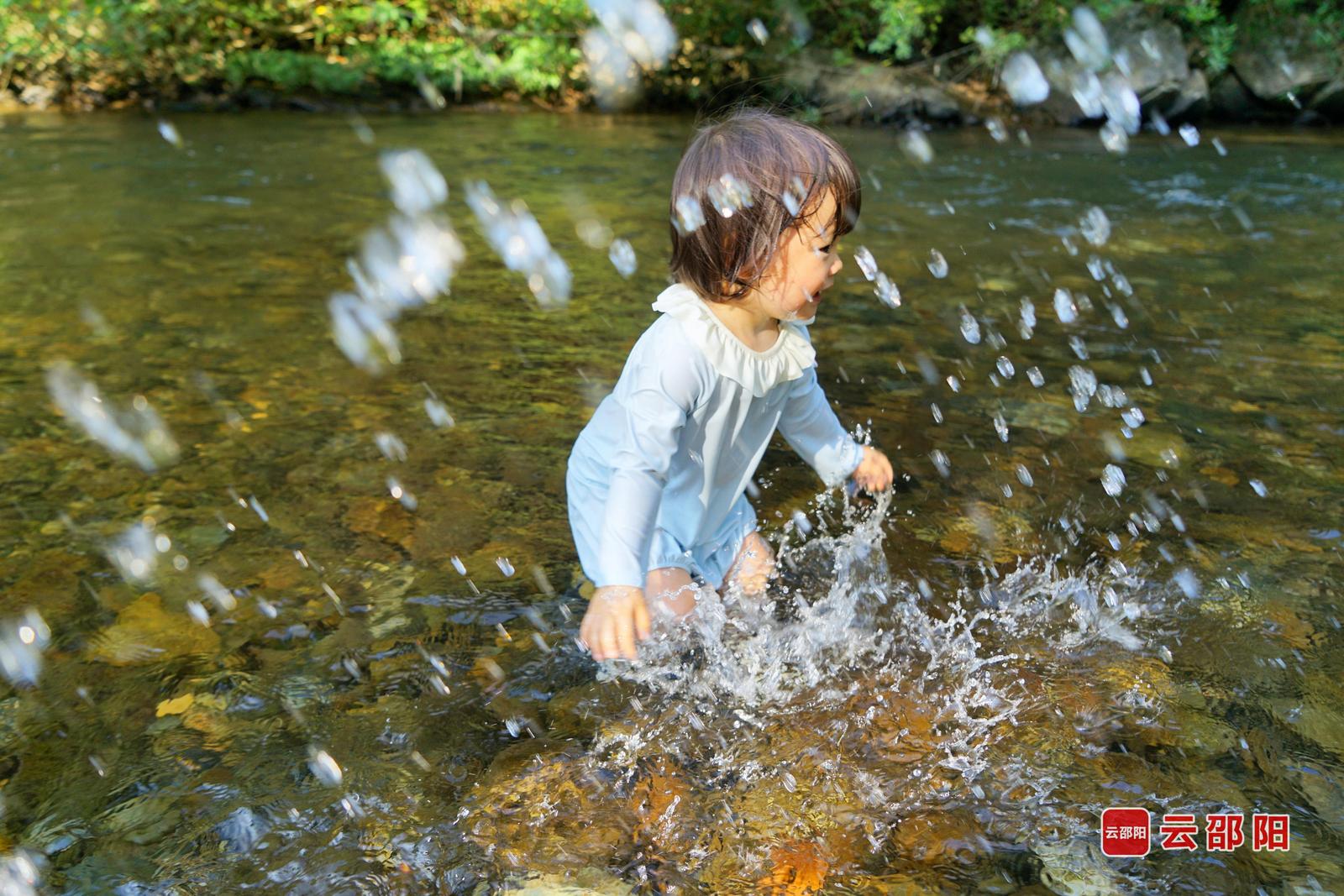 戏水 李向阳 摄