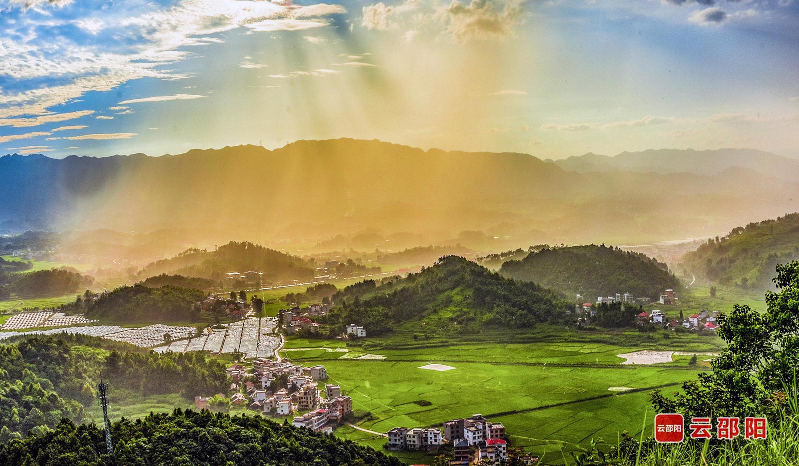 夕映山乡 曾晓红 摄