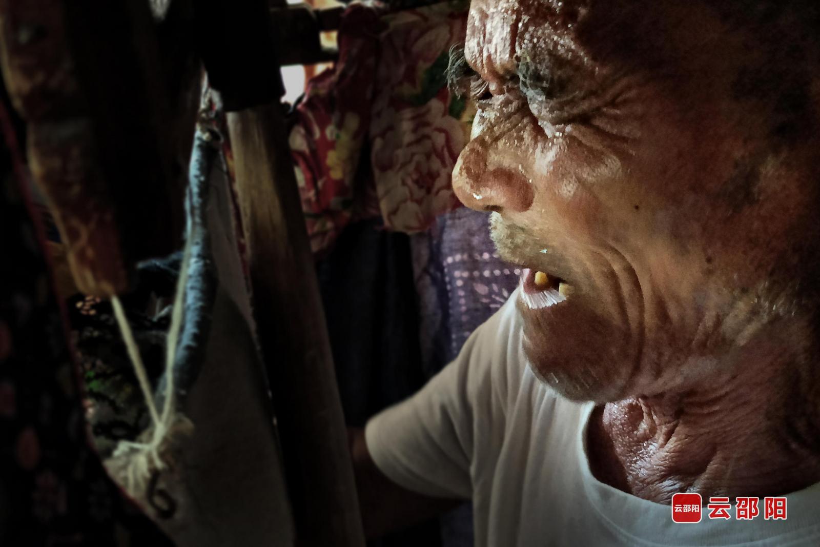 刘永安的唱腔时而高亢激昂,时而婉转低回。