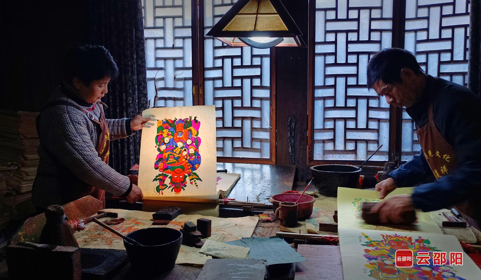 为迎接新春,传承人尹冬香(左)正精心赶制年画。