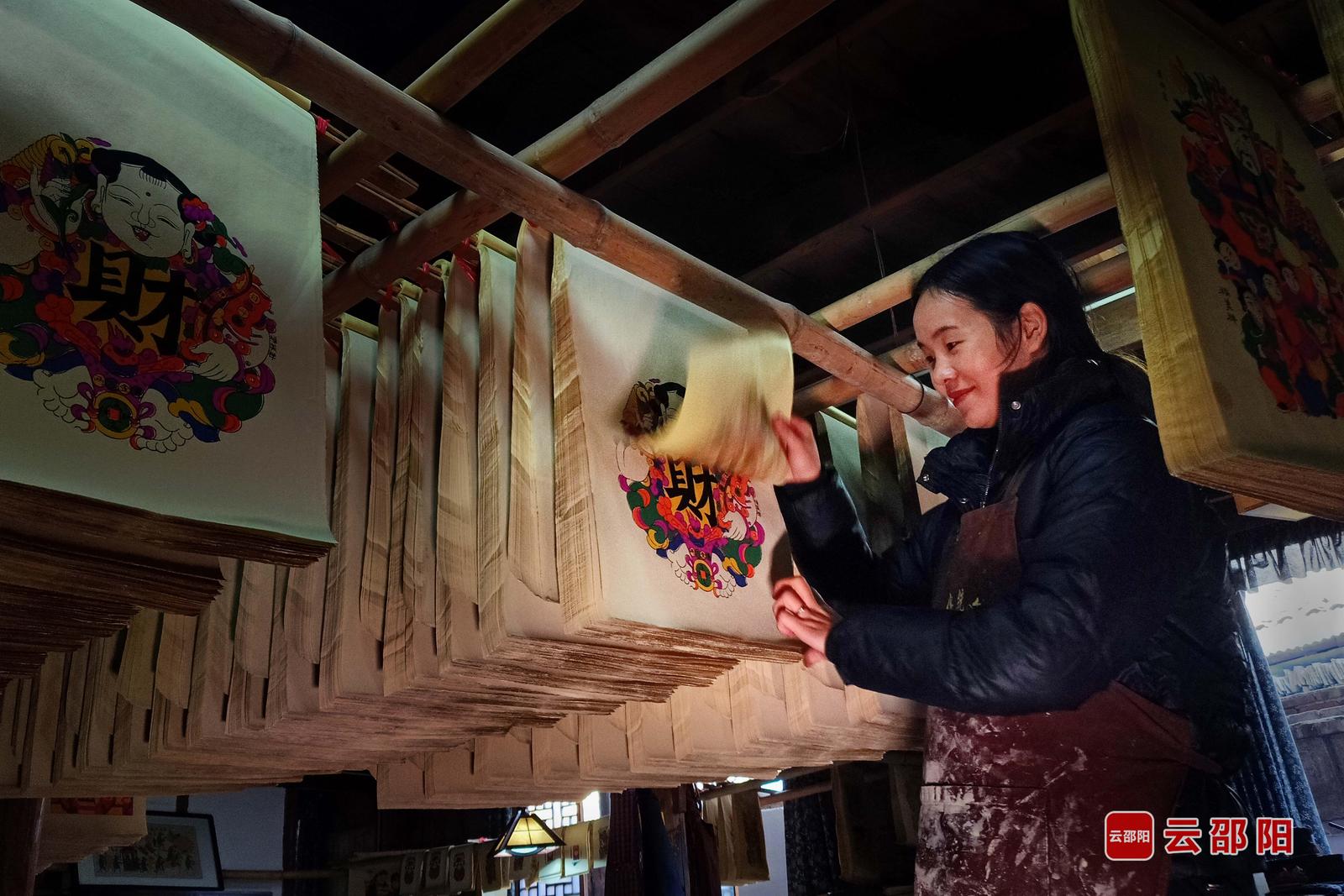 滩头年画自带一种古朴热烈的气质。