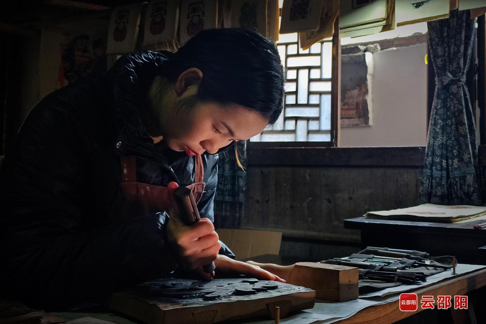 肖扬凝神运刀,精雕细琢着新“福”字模板。