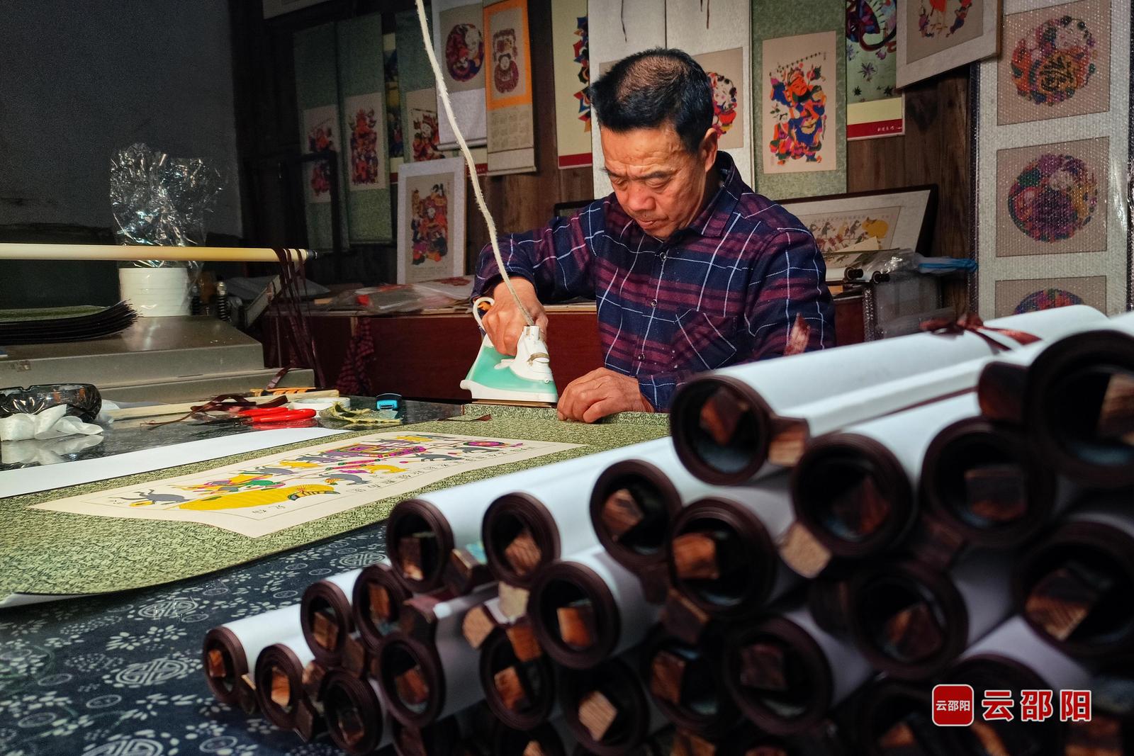 年画在匠人指尖间呼吸、苏醒。